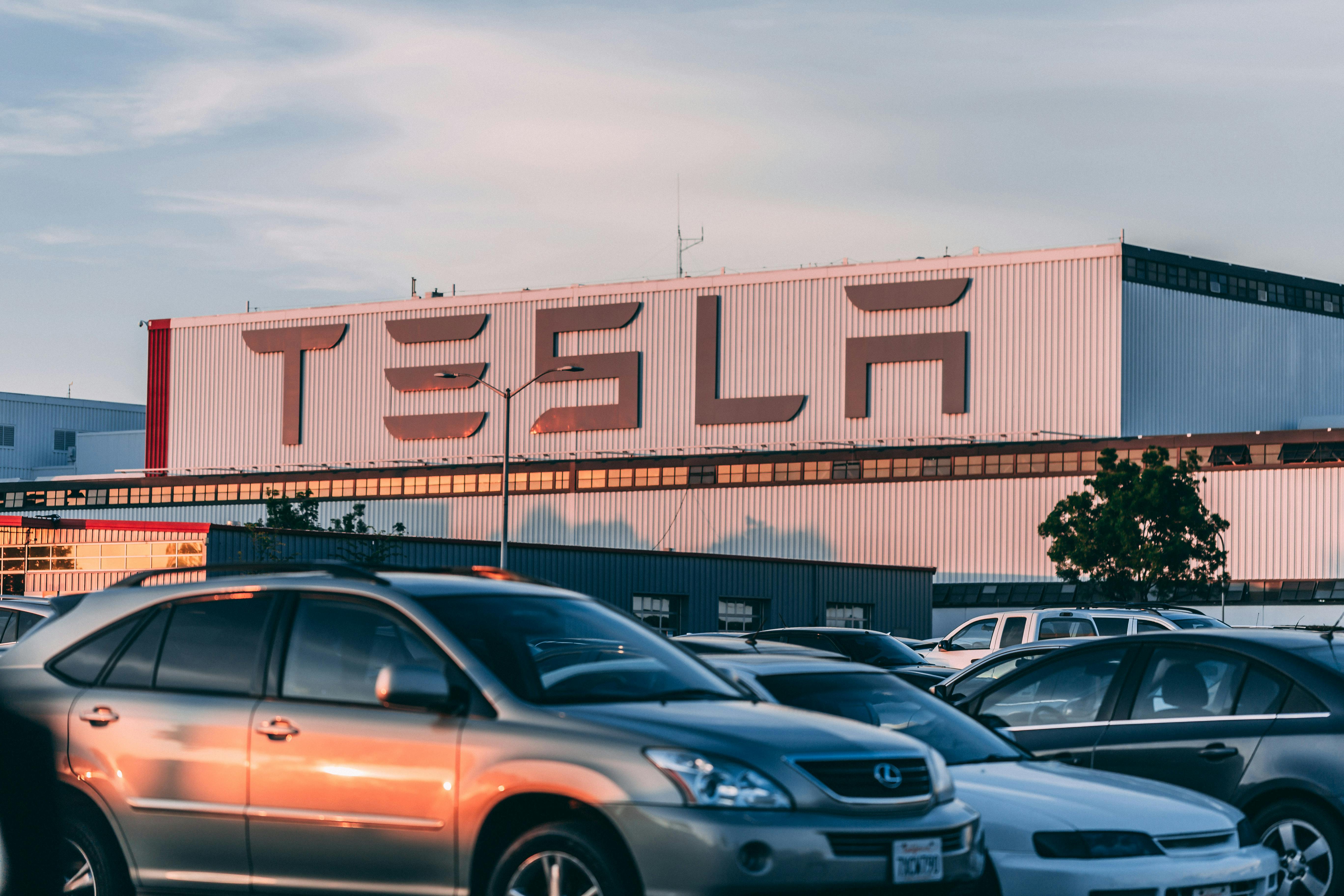 Tesla Hakkında Bilmeniz Gerekenler: Teknolojisi, Modelleri