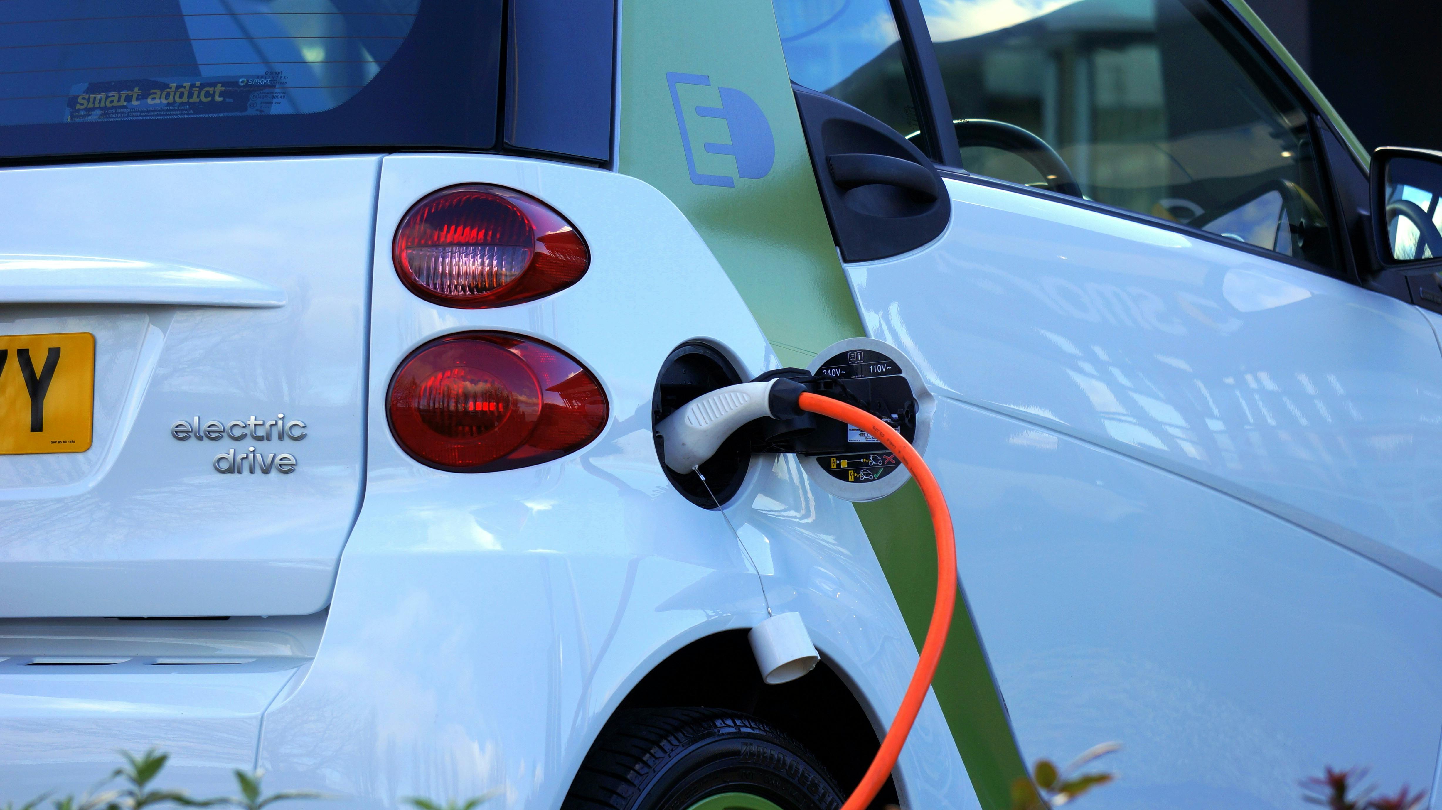 Türkiye’de Elektrikli Araç Şarj İstasyonları Yeterli mi? Evde Şarj İçin Alınması Gereken Önlemler